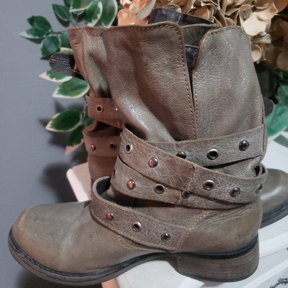 Boots - Picture 2 of 3